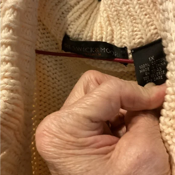 Beautiful sweater with fitted back, sculpted pockets. - Picture 7 of 7